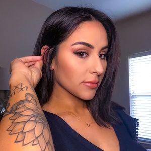 Meet your Posher, Dahlia